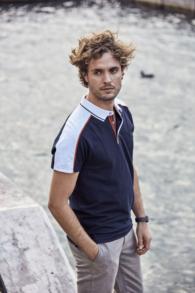 POLO HOMBRE PIQUÉ · MULTICOLOR CON CONTRASTE · 100 % ALGODÓN · TEJIDO PRE-ENCOGIDO · 200 GSM · BLANCO DEL