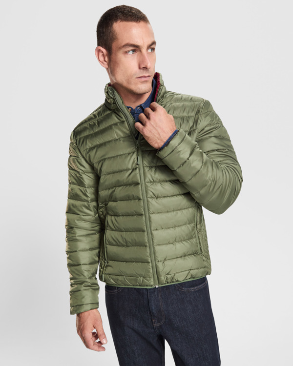 CHAQUETA EFECTO PLUMAS · PRENDA LIGERA · 300GSM · DOS BOLSILLOS · 5094 BURDEOS FRONT
