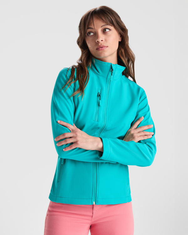CHAQUETA SOFTSHELL MUJER · TEJIDO POLAR DOBLE CAPA · AMBIENTES FRÍOS · ELÁSTICA VERDE BOTELLA FRONT